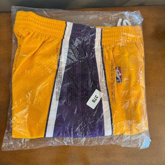 Mitchell & Ness NBA Lakers Swingman Shorts 2009 Gold Purple Size M NWT - Picture 2 of 6